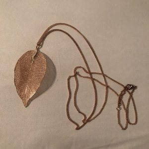 A rose gold detailed leaf necklace